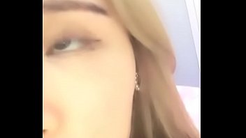 Yoki, Gadis Seksi Tiongkok Yang Menggoda, Memuaskan Dirinya Dengan Mainan Penis Berwarna Merah Muda