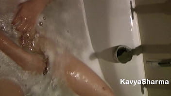 Gadis India Berpayudara Alami Kavya Mengocok Memek Ketatnya Di Bak Mandi Dengan Audio Hindi