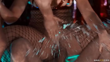 Ratu Tiga Arah Squirting Queenie Sateen / Brazzers / Masukkan Kode Xvpromo Di Situs Resmi Untuk Diskon Spesial