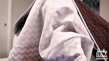 Ibu Tiri Kesepian Menginginkan Batang Muda Yang Keras