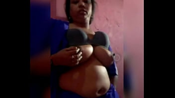 Desi Bhabhi Kesepian Yang Panas Menelepon Pacar Untuk Video Call Mesra