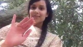 Gadis Desa Cantik Mengangkat Rok Dan Memperlihatkan Kemaluannya