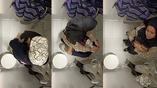 Hijab Menggoda Di Balik Pintu Kamar Ganti