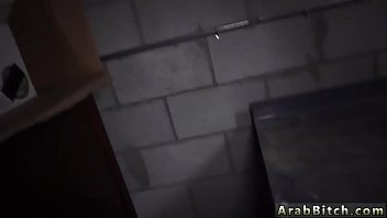 Panggung Goyang Pantat Arab Cina, 23 Kilometer Dari Pangkalan