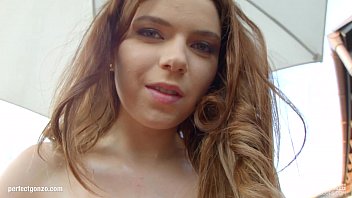 Gadis Rusia Montok Dengan Payudara Gede Bermain Dildo Dan Menyebarkan Susu