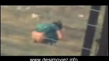 Gadis-gadis Desi Buang Hajat Sembarangan Di Alam Terbuka