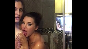 Arab Dan Rusia Lesbian Di Belakang Panggung Usai Adegan Seks Mandi Bersama