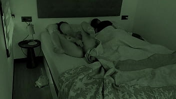 Kamera Malam Menangkap Adik Tiri Meremas-remas Di Ranjang Yang Sama Dengan Kakak Tirinya