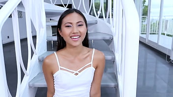 May Thai, Si Kecantikan Asia Dengan Kontol Besar, Memberikan Blowjob Pov Dan Menelan Ejakulasi Derasnya