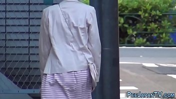 Pelacur Jepang Mengencingi Tanah Di Luar Ruangan