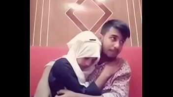 Pasangan Mesra India Berciuman Panas Di Kamar Hotel