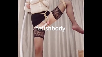 北京高端私约，国模艺术拍摄，日式欧式捆绑体验，单腿吊缚极致刺激，全裸青蛙趴姿诱惑，ol制服角色扮演