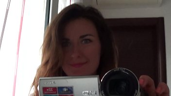 Ciuman Manisku Untuk Kakak Tiriku Yang Menggairahkan