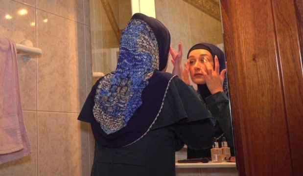 Elena Lux: Lebih Suka Diterjang Alat Keras Daripada Belanja