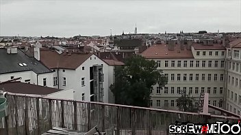 Gadis Pirang Dengan Payudara Kecil Membungkuk Untuk Seks Dengan Pria Tak Dikenal Berpenis Besar