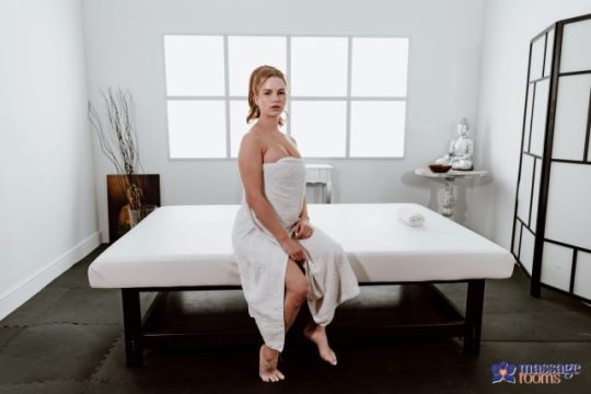 Katarina Rina, Si Merah Berpayudara Besar Digosok Minyak Hingga Menggairahkan