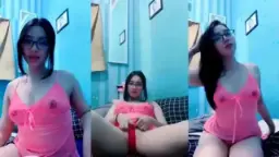 Lea Pamer Selangkangan Dengan Celana Dalam Coklat Yang Menggoda