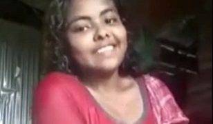 Mandi Basah Dengan Gaun Dan Pertunjukan Telanjang