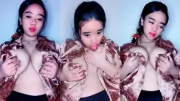 Mbak Jijiw Menggoda Payudara Dan Menjilati Kemaluannya