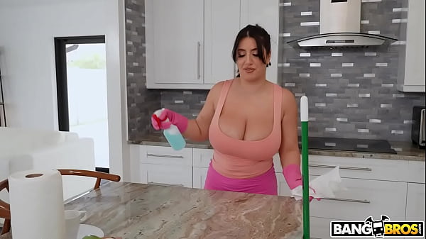 Pelayan Cantik Menggoda Demi Uang!