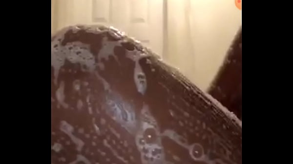 Mandi Telanjang Di Depan Kamera