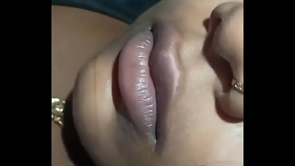 Bibir Seksi Desi Yang Menggoda
