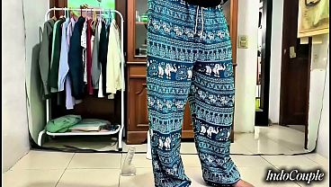 Adik Tiri Berhijab Ketahuan Main Dildo, Pengen Dua Kontol Nembus