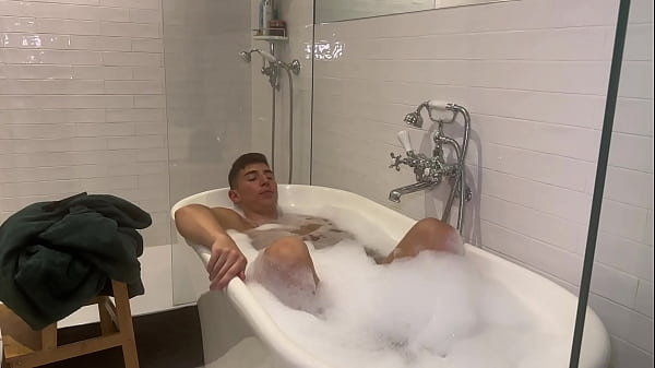 Mandi Panas Dengan Yasmina Khan, Istri Arab Berpayudara Montok