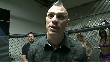 Ibu Pirang Mengisap Kontol