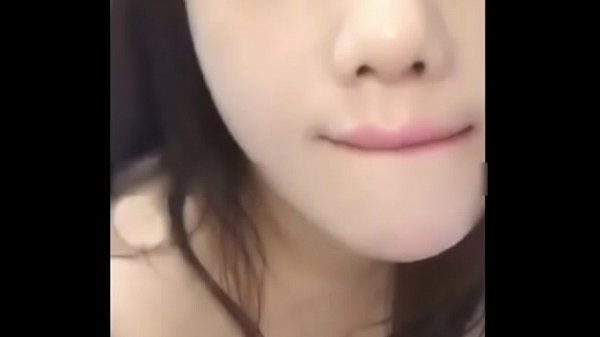 Gadis Tiongkok Muda Menggoda Dengan Mulut Sensual
