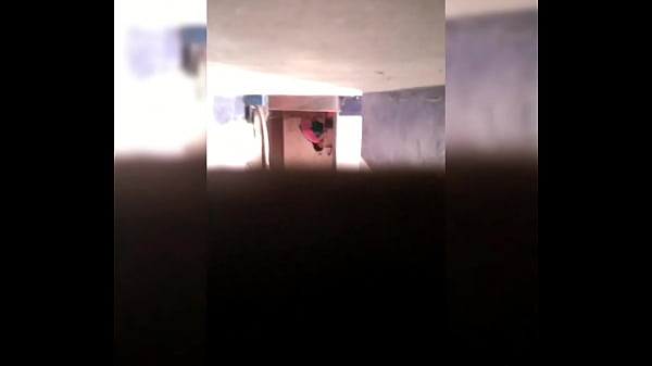 Gadis Desi Mengalirkan Pancuran Panas