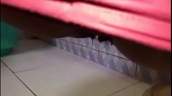 Desi Pacar Manisku Sedang Buang Air Kecil