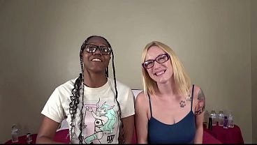 Amatir Yang Bergairah: Ibu-ibu Berpayudara Besar Mendapatkan Vagina Sempit Mereka Ditumbuk Keras Oleh Kontol Besar