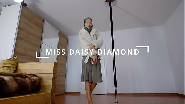 Istri Berhijab Yang Patuh Tapi Suka Selingkuh