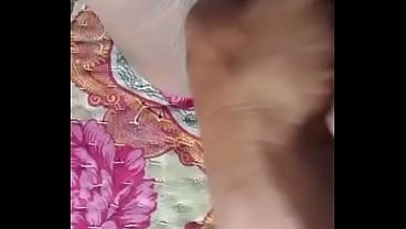 Desi Bhabhi Ko Soya Hua Dekh Uske Pati Ne Chhed Mein Ungli Daal Di