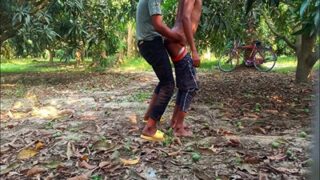 Dua Kekasih Gay Berahi Beraksi Di Ladang Mangga