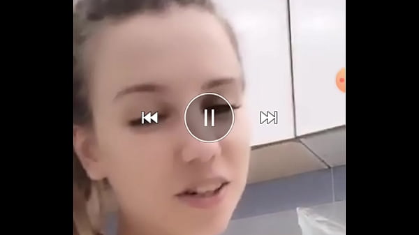 Menggoyang Payudara Di Siaran Langsung