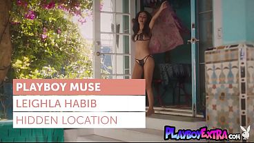 Leighla Habib, Si Cewek Arab Seksi, Tersenyum Genit Sambil Telanjang Dan Mandi Basah-basahan