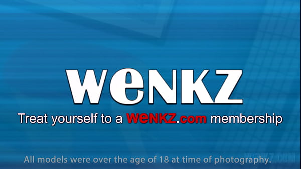 Rambut Cokelat Gelap Membungkuk Dan Menerima Dari Belakang