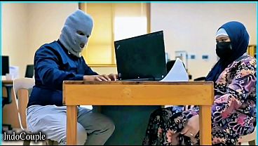 Istri Berhijab Yang Rajin Ibadah Ternyata Diam-diam Menggoyang Meja Kantor, Sampai Basah Dan Meraung Saat Sekretarisnya Mainkan Vibrator Di Kamar Rahasia.