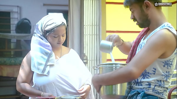 Pria Susu India Menggoda Bhabhi Ji Gara-gara Melihat Payudara Besarnya Yang Menggoda (suara Hindi)