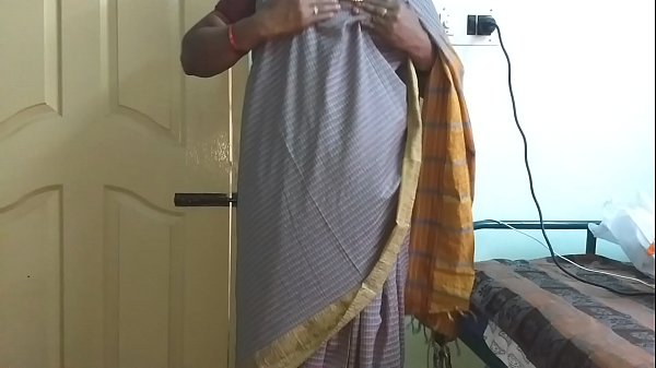 Desi Istri Nakal Dari India, Vanitha, Mengenakan Saree Abu-abu Ketat Yang Menampilkan Payudara Besar Dan Memamerkan Vaginanya Yang Dicukur, Meremas Payudara Dan Menggosok Klitorisnya Hingga Klimaks