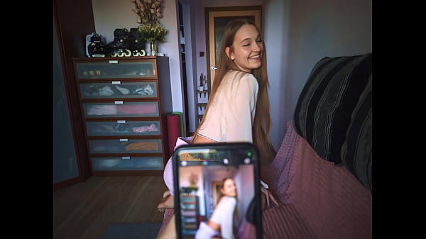 Adik Tiriku Yang Seksi Minta Dibantu Ambil Foto Erotis Untuk Pacarnya