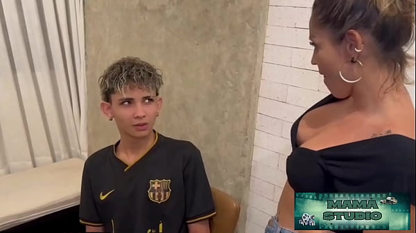 Malam Itu, Aku Harus Melayani Madrasta Genitku Supaya Mulutnya Tutup Tentang Kebiasaan Ngentotku Sambil Makan Malam.