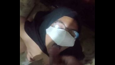 Gadis Indonesia Beraksi Di Kamar Mandi Sambil Meneguk Cairan Tubuh