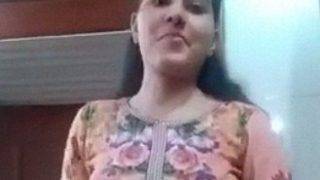 Pramugari Pakistan Menggoda Dengan Tarian Striptis Solo Yang Panas