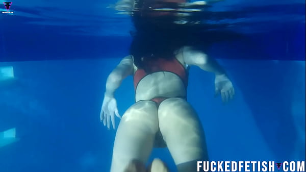Helen Bintang Bergairah: Apnea Malam Di Kolam Dengan Bikini Menggoda