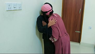 Desi Bhabhi Panas Di Dapur, Bikin Video Syur Buat Suami