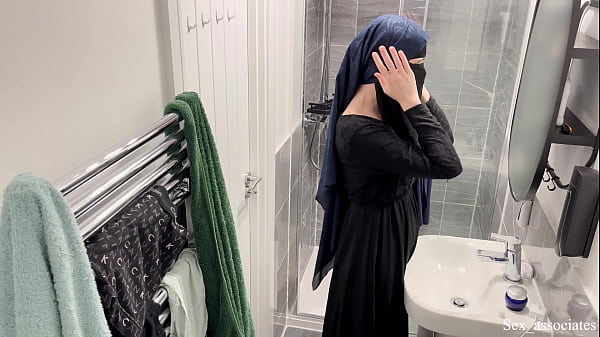 Astaga, Ternyata Cewek Arab Muslim Berhijab Bisa Seperti Itu, Kutangkap Lagi Masturbasi Di Kamar Mandi.