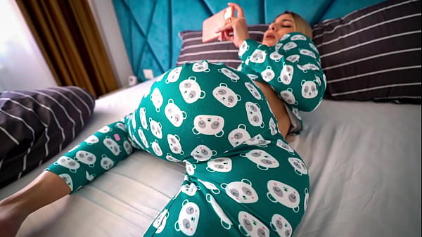 Adik Tiri Ketahuan Nonton Film Porno, Lalu Kubantu Dia Climax Dan Memohon Dikremi